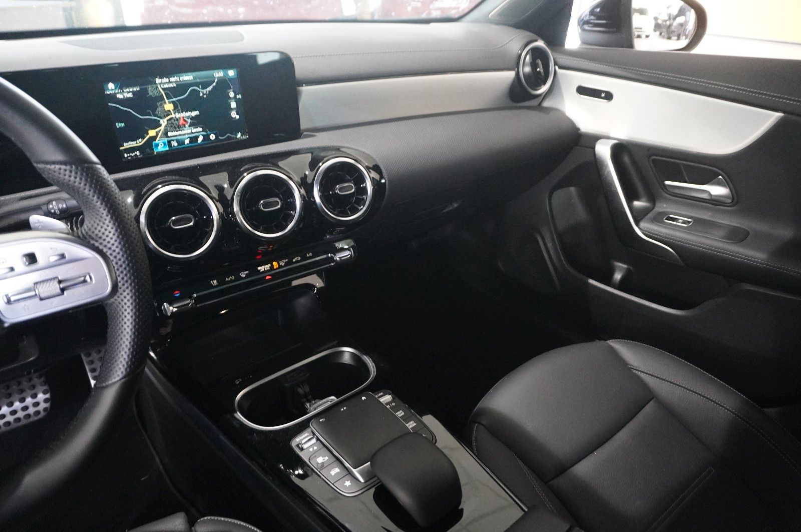 Fahrzeugabbildung Mercedes-Benz CLA SB 200 AMG LINE 7G-DCT NAVI/LED/KAMERA/DAB+