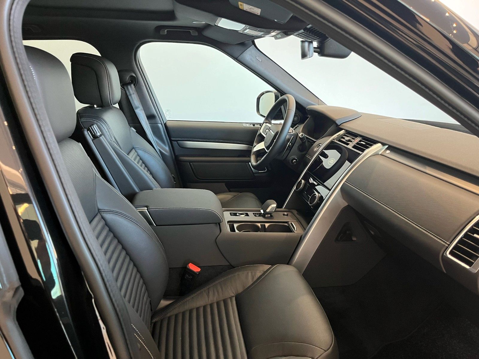 Fahrzeugabbildung Land Rover Discovery 5 D250 Dynamic SE  Panorama & AHK