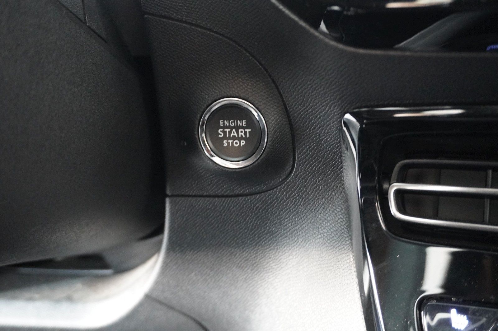 Fahrzeugabbildung Opel Mokka ELEGANCE 1.2T NAVI/LED/KAMERA/SPORT/SH/DAB