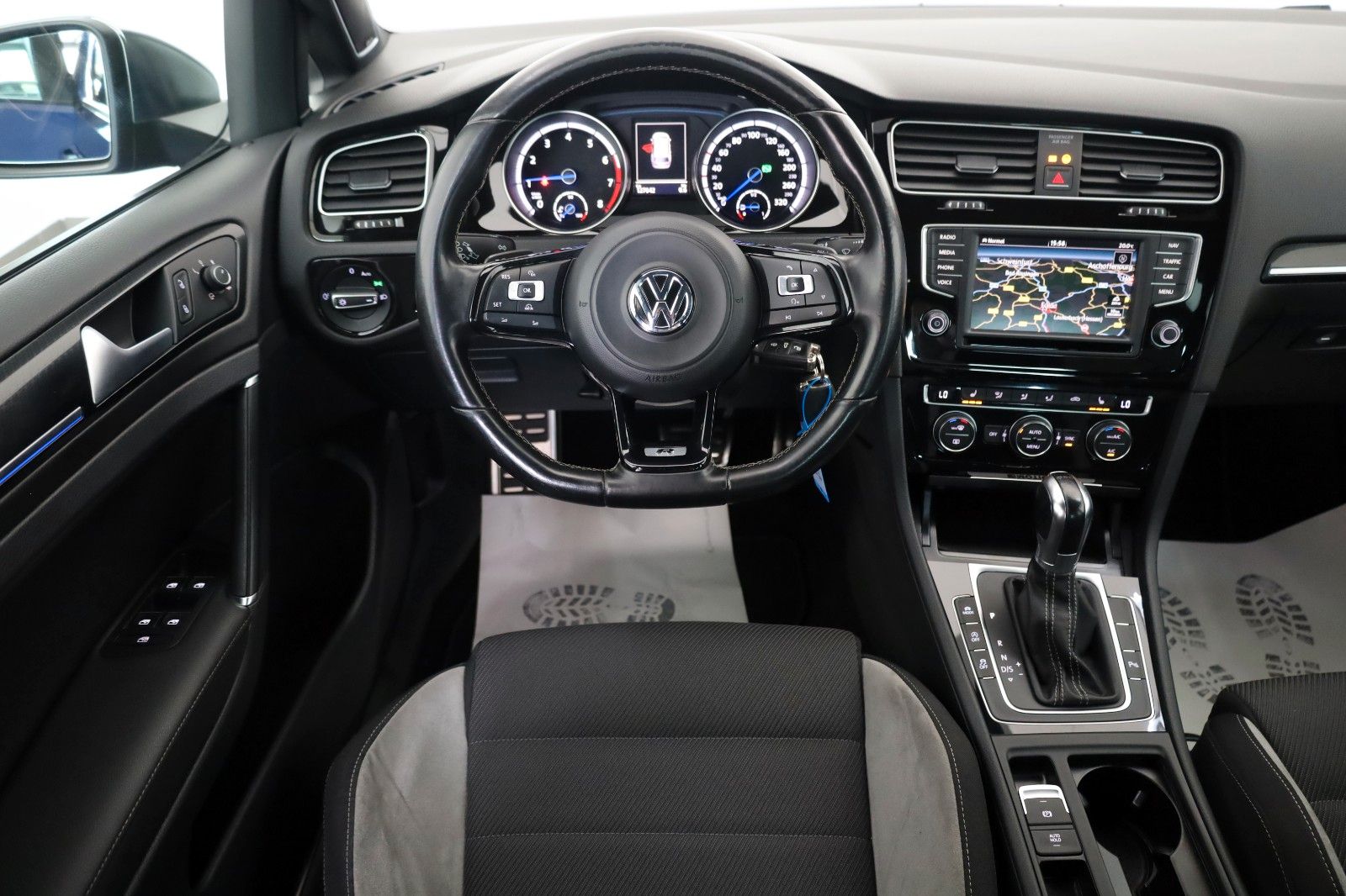 Fahrzeugabbildung Volkswagen Golf VII Variant R 4M Navi,Bi-Xenon,SH,PDC