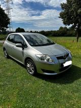 Toyota Auris 1,33-l-Dual-VVT-i - - Toyota Auris in Oberhausen