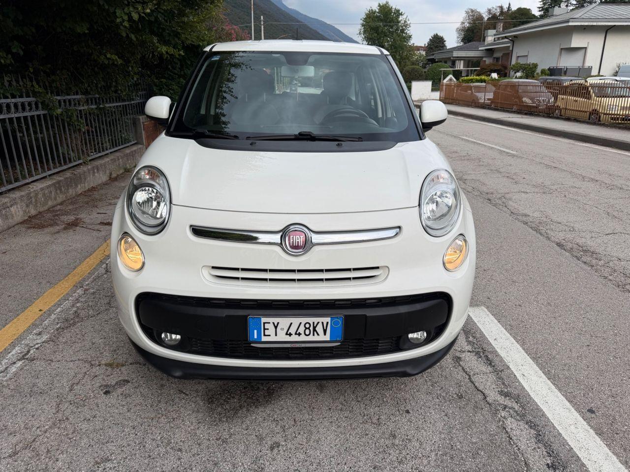 Fiat 500L 2015 — rear view