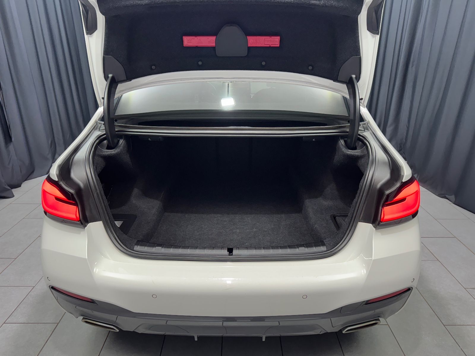 Fahrzeugabbildung BMW 520d xDrive M Sport|HEAD-UP|ACC|LASER|