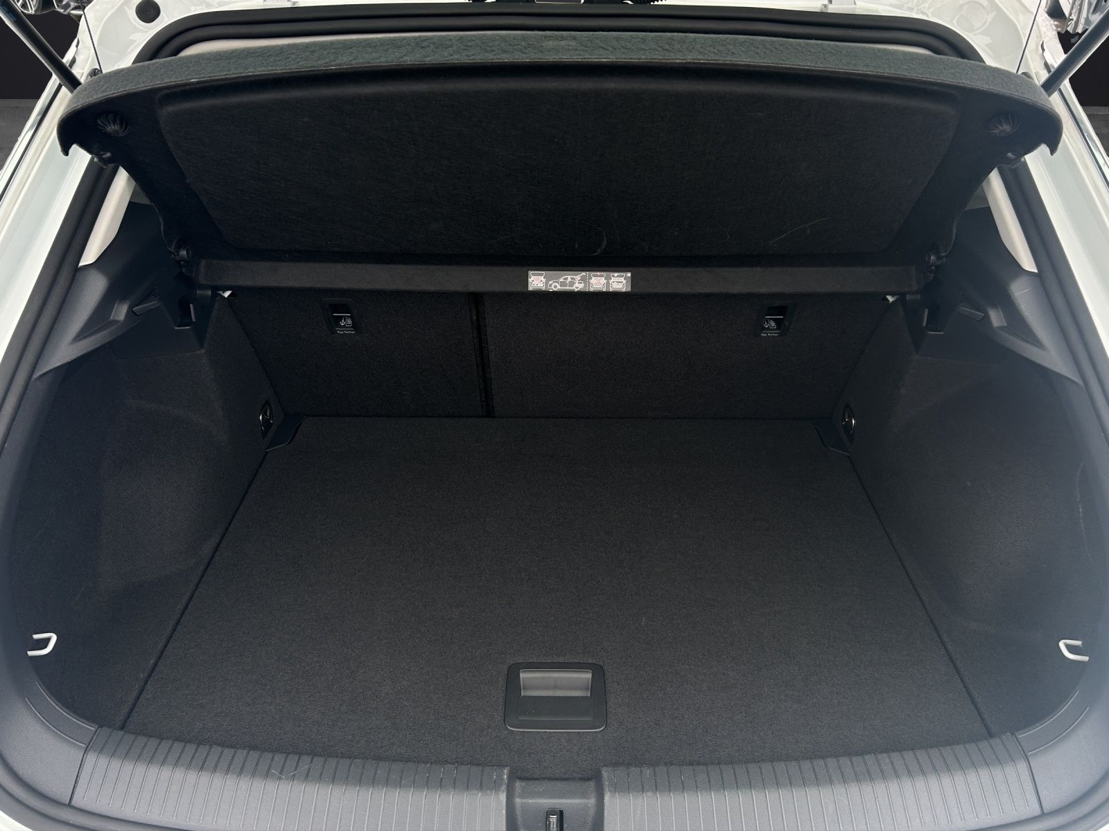 Fahrzeugabbildung Volkswagen T-Roc TSI ACC PDC SH LM