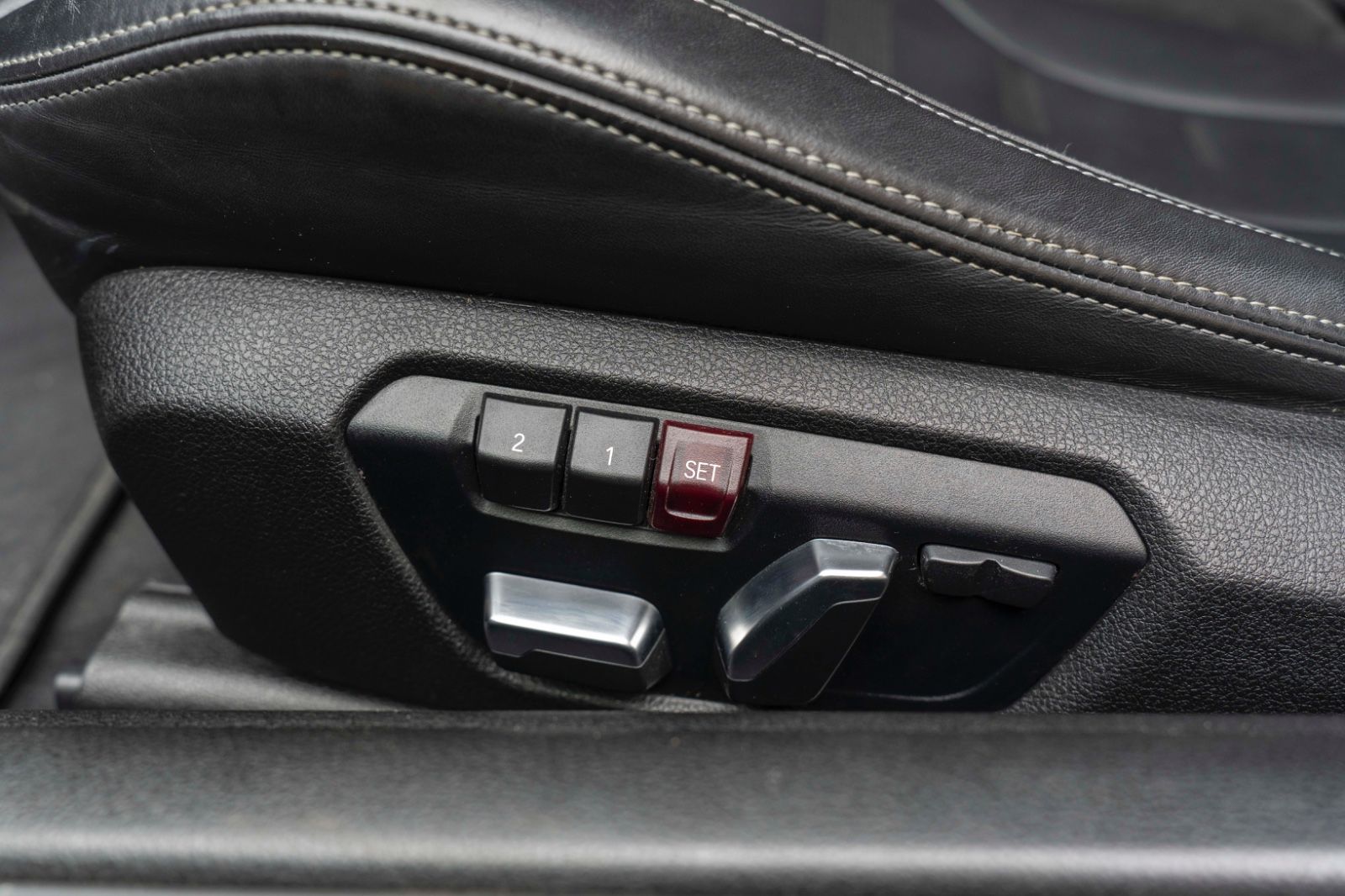 Fahrzeugabbildung BMW M4 CS Head UP LED NAV KAM PDC DKG