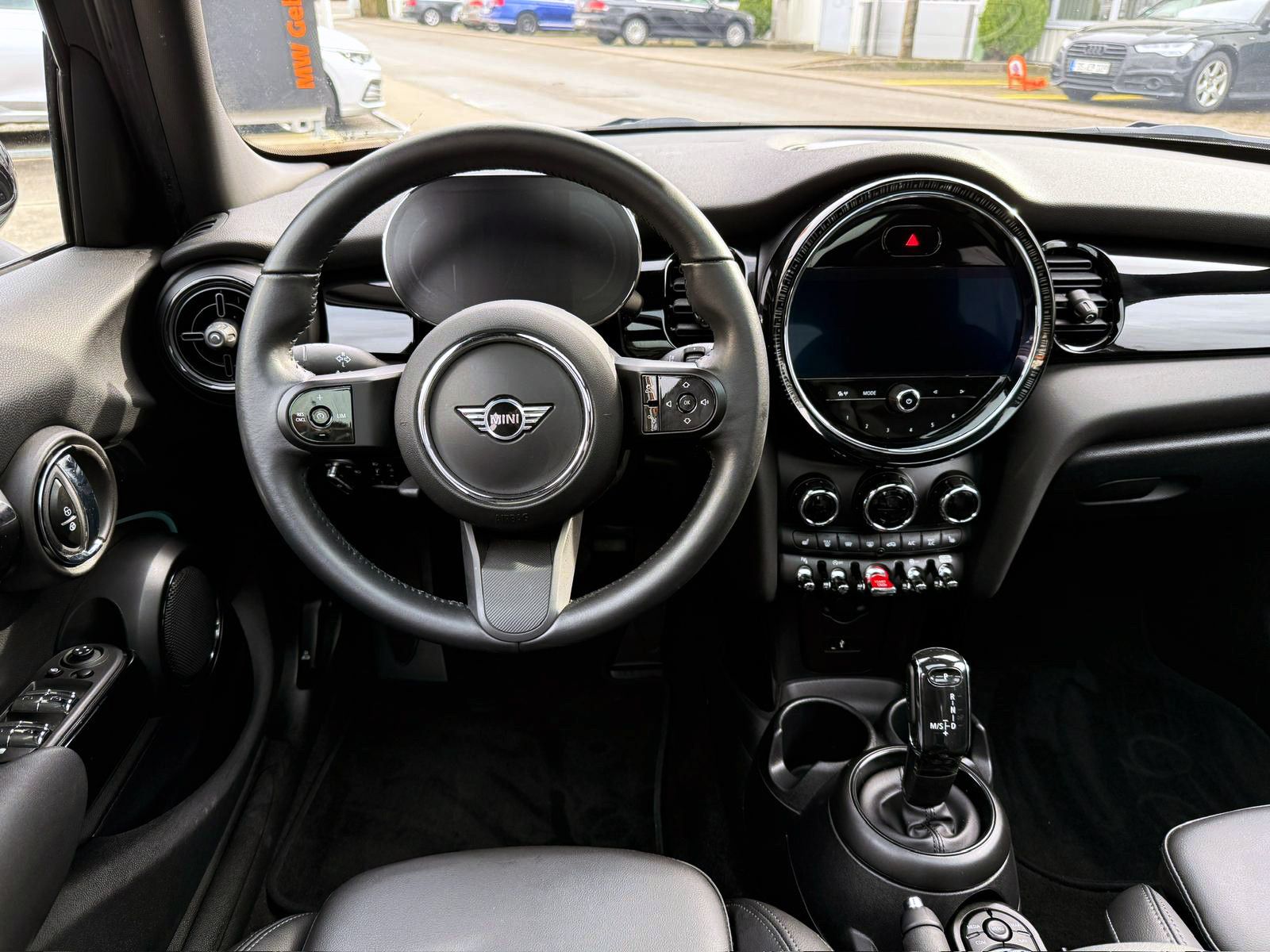 Fahrzeugabbildung MINI ONE 5-trg. Classic-Trim LED SHZ NAV PANO PDC BT