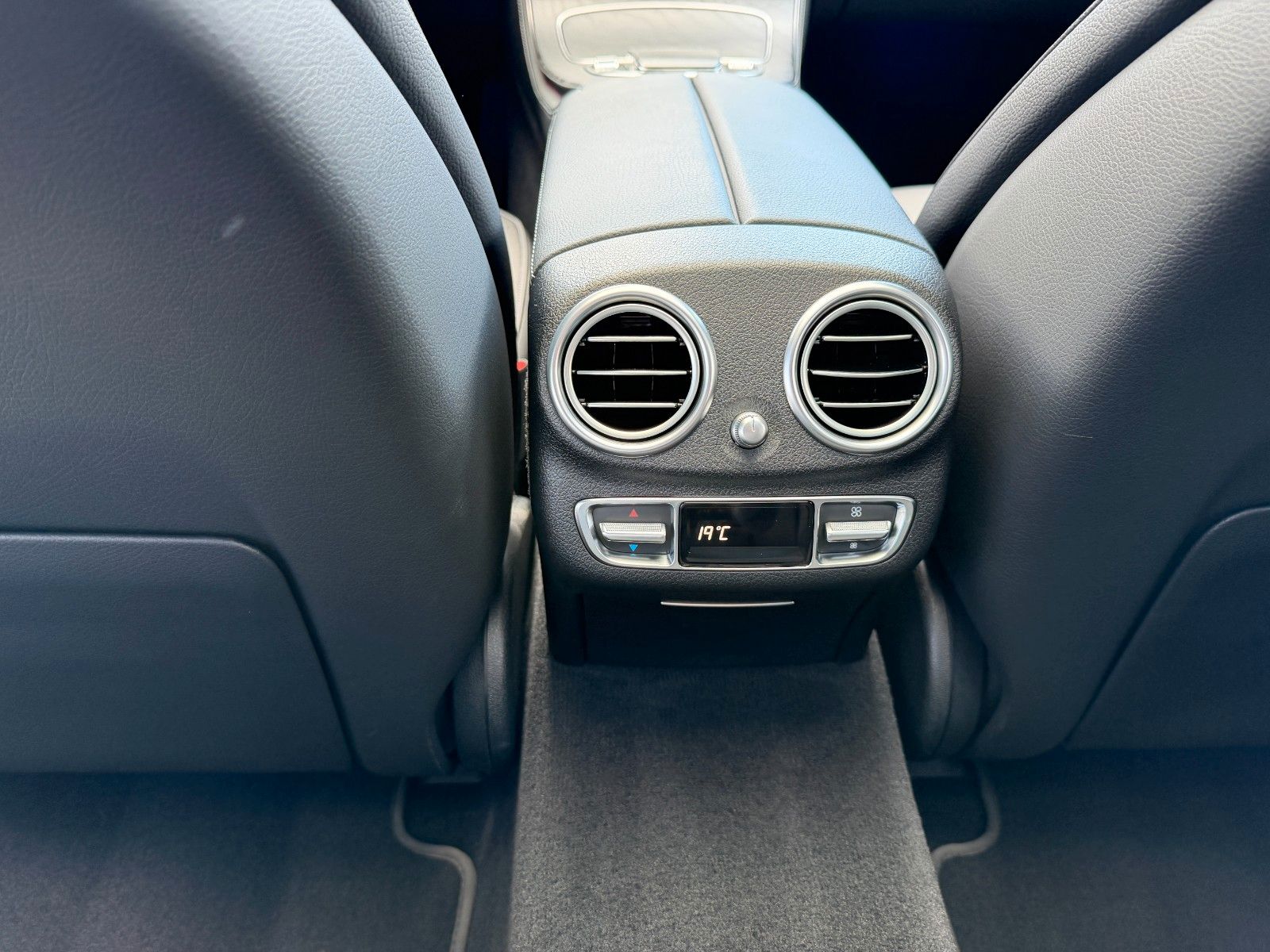 Fahrzeugabbildung Mercedes-Benz E 220 d Avantgarde Night+Burm+Pano+Memory+ILS