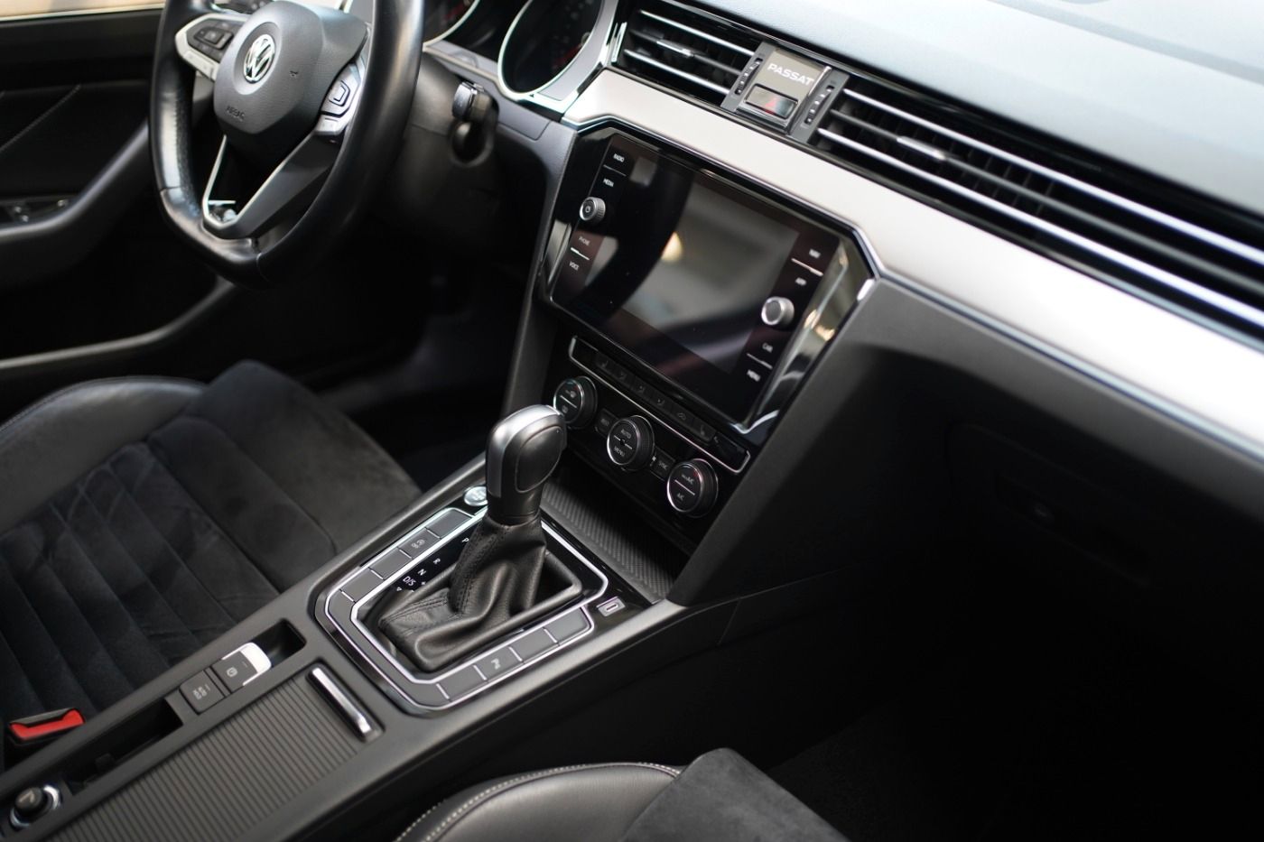 Fahrzeugabbildung Volkswagen Passat 2.0 TSI DSG Elegance ACC+AUT+Alcant.+LED