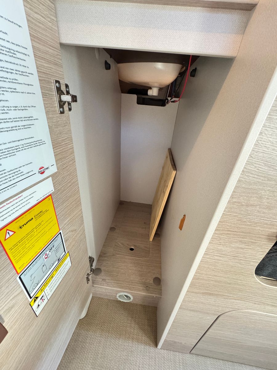 Fahrzeugabbildung Bürstner Campeo Black Forest C 600 AUFSTELLDACH SHZ NAVI+