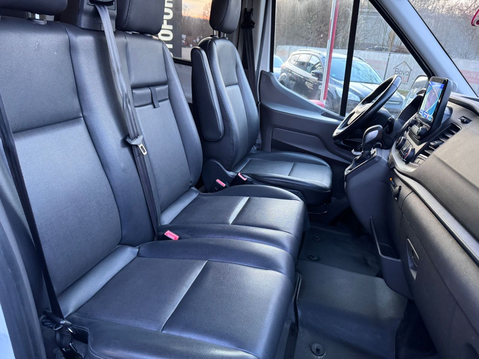 Fahrzeugabbildung Ford TRANSIT 330 L2H2*9-SITZE*LEDER*2xKLIMA*NAVI