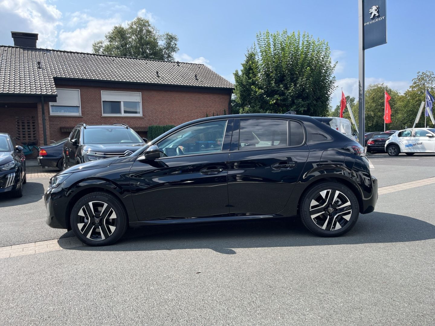 Fahrzeugabbildung Peugeot 208 1.2 EU6d Allure PureTech 100 Navi 360 Kamera