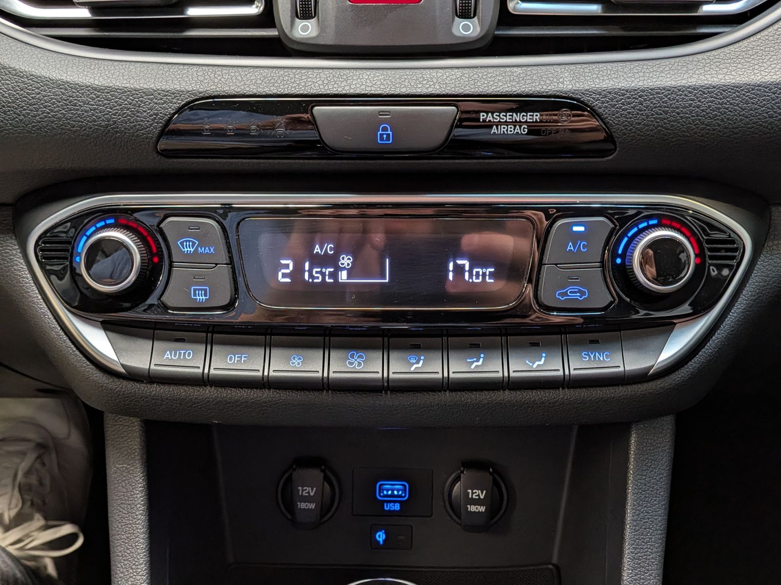 Fahrzeugabbildung Hyundai i30 1.5 T-GDI DCT Trend MHEV Cam Navi LED-Paket