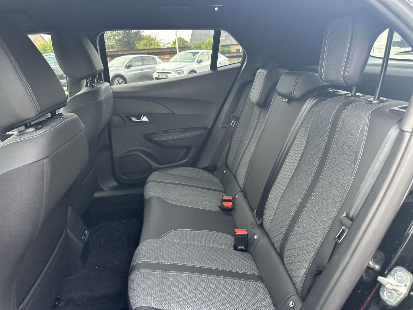 Fahrzeugabbildung Peugeot 2008 Allure 1.2 HY 136 e-DSC6      Navi ACC
