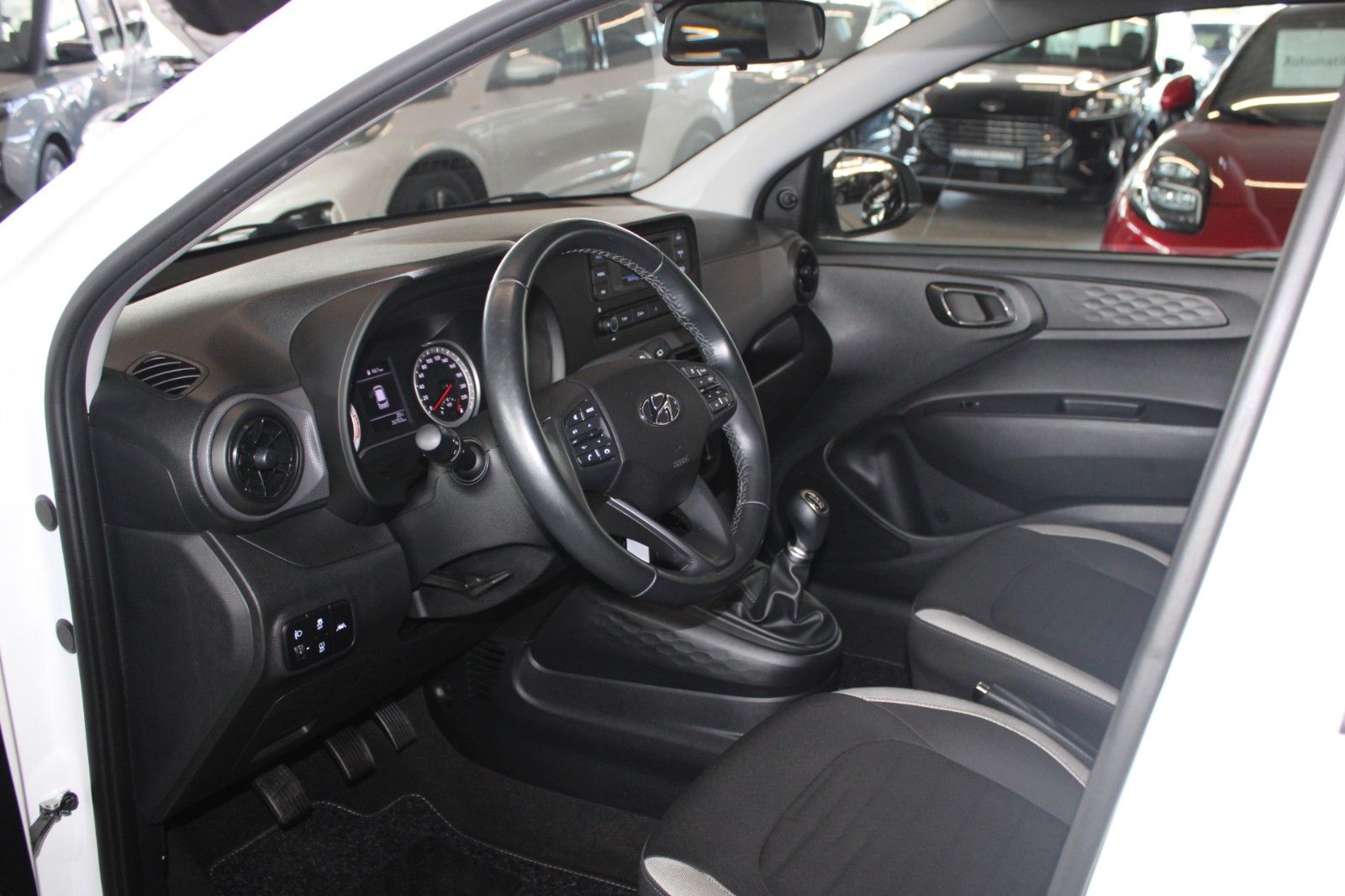 Fahrzeugabbildung Hyundai i10 1.0 Select 5-Türen KLIMA + Allwetterreifen
