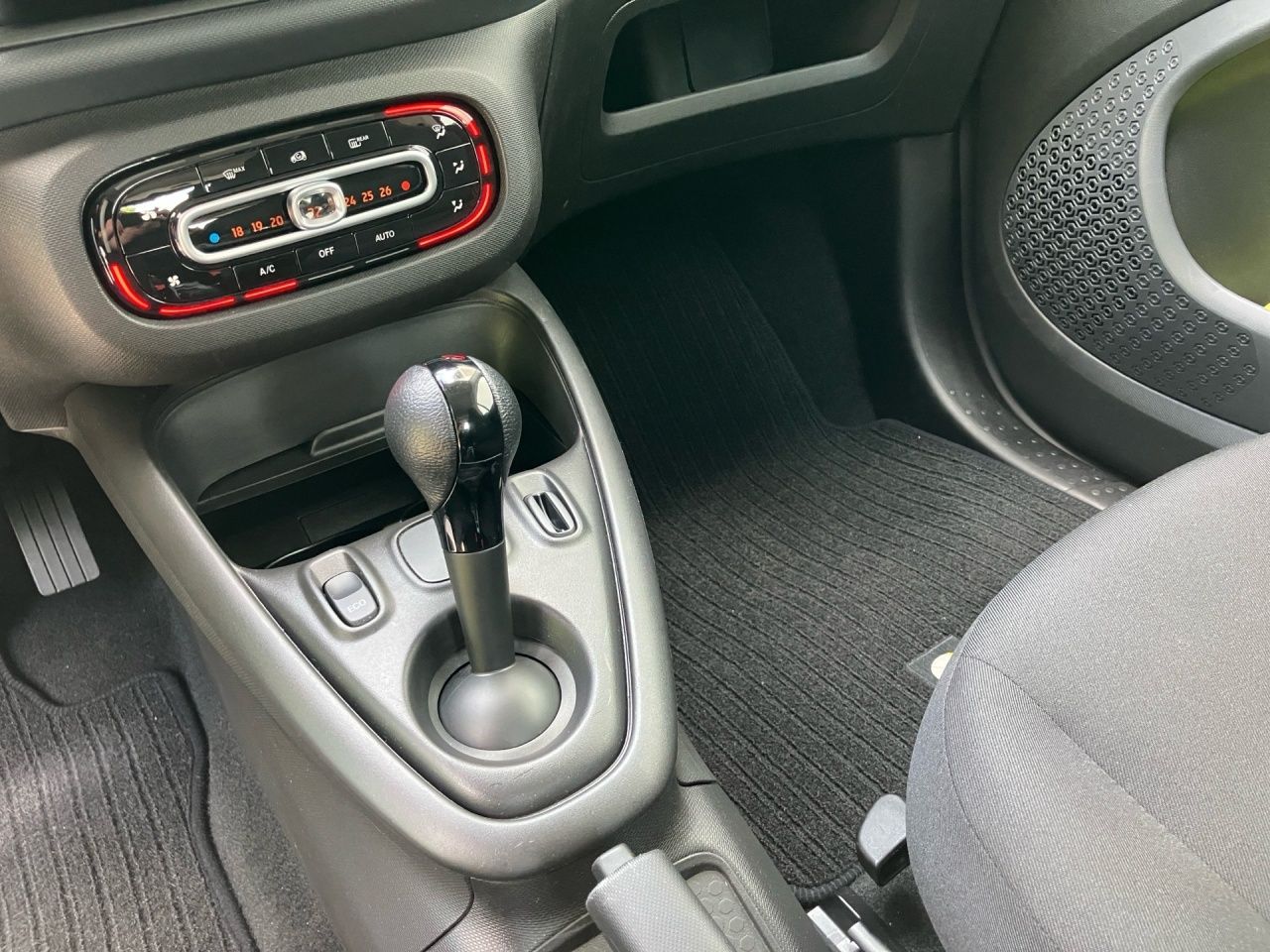 Fahrzeugabbildung Smart smart EQ fortwo 22KW+SITZHEIZ+KLIMAAUTO+DAB+USB