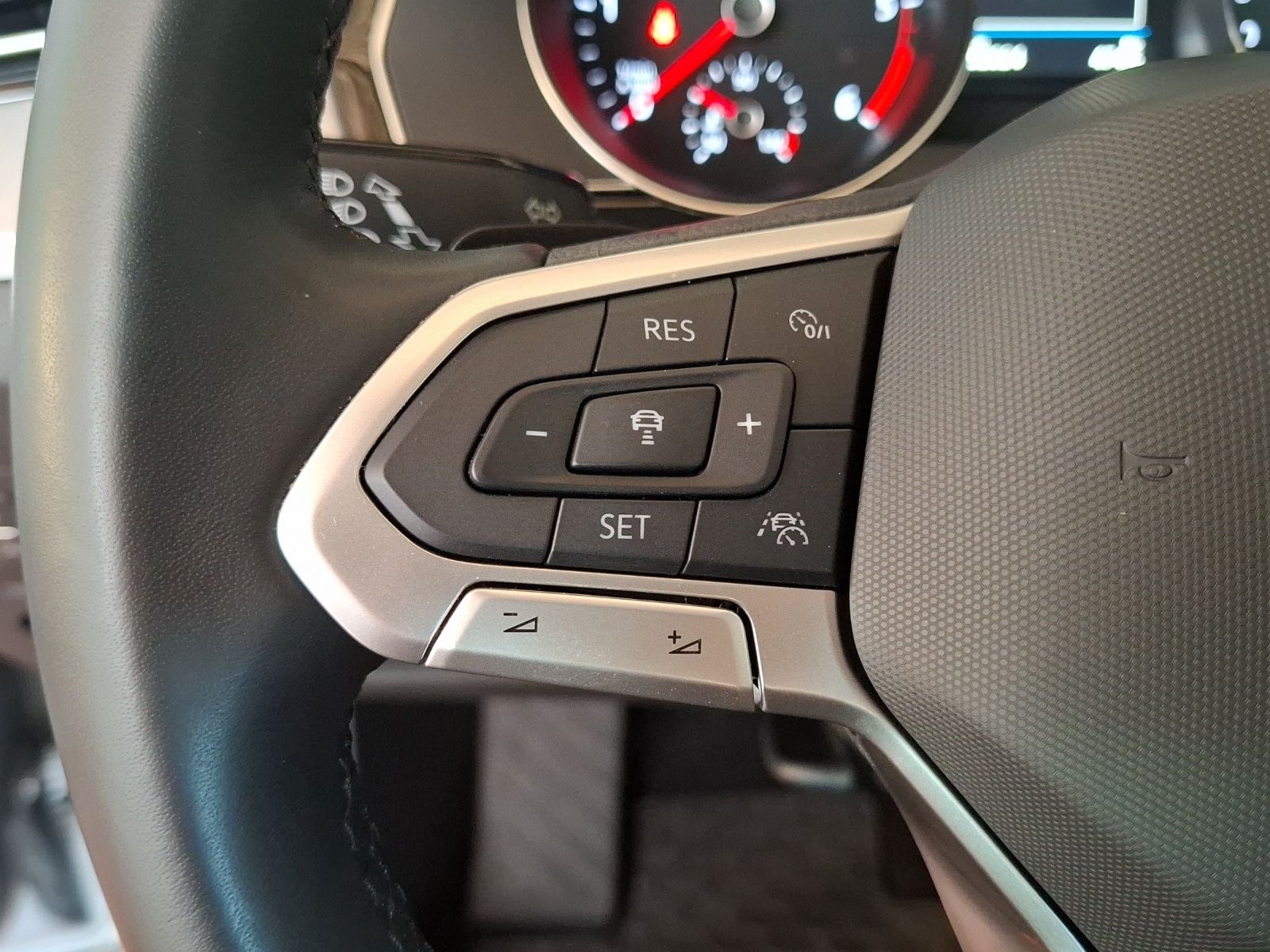 Fahrzeugabbildung Volkswagen Passat Variant TDI Business DSG LED Navi ACC RFK