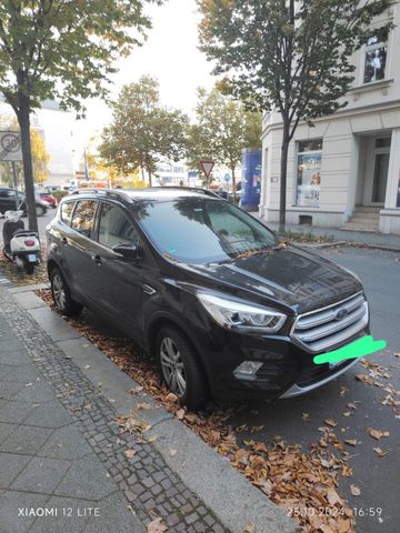 Ford FORD KUGA 2019 - WENIG GELAUFEN, SEHR GEPF...