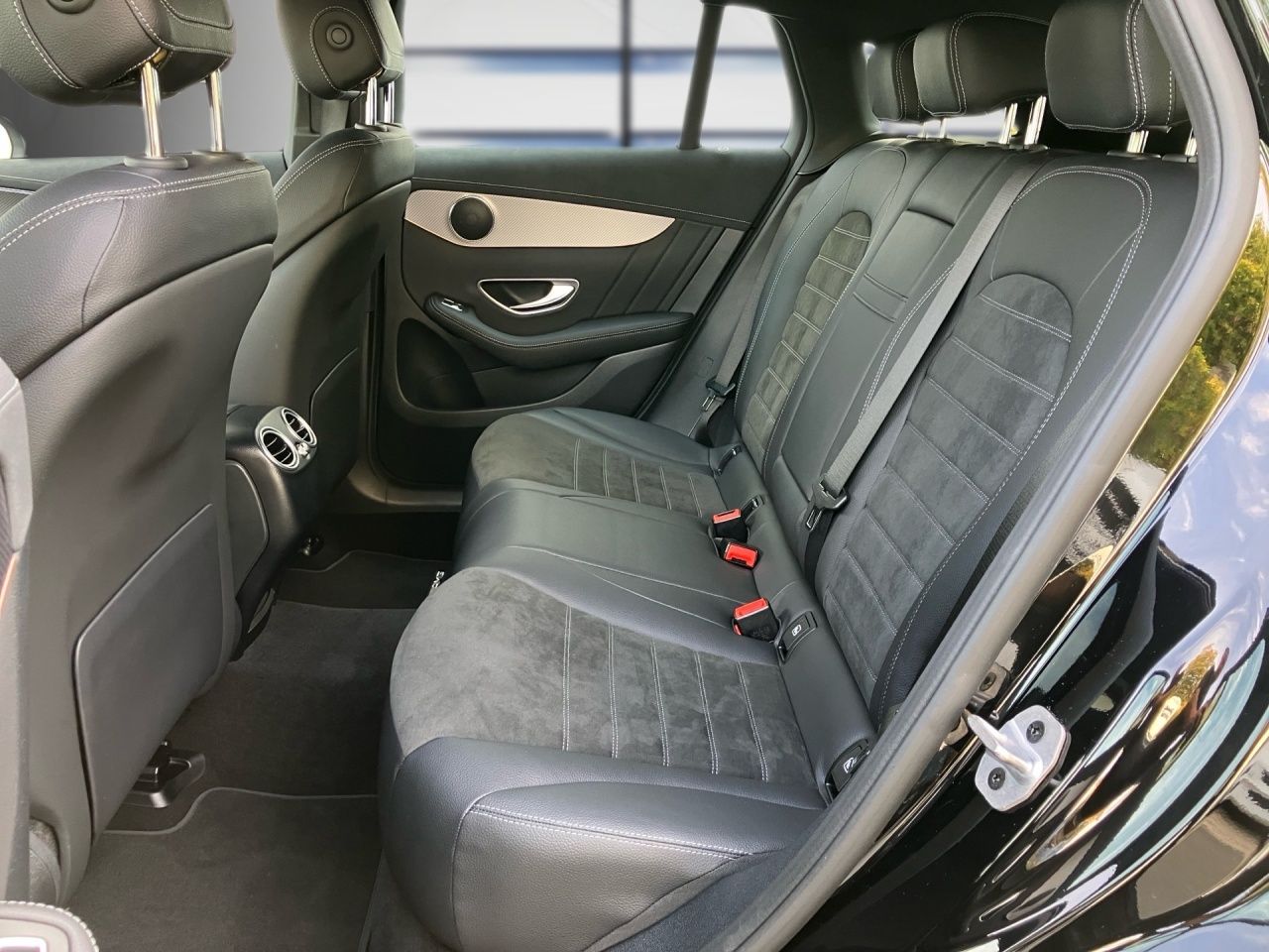 Fahrzeugabbildung Mercedes-Benz EQC 400 4M AMG+STNDHZ+MEMORY+MULTIB+AMBIENTE+++