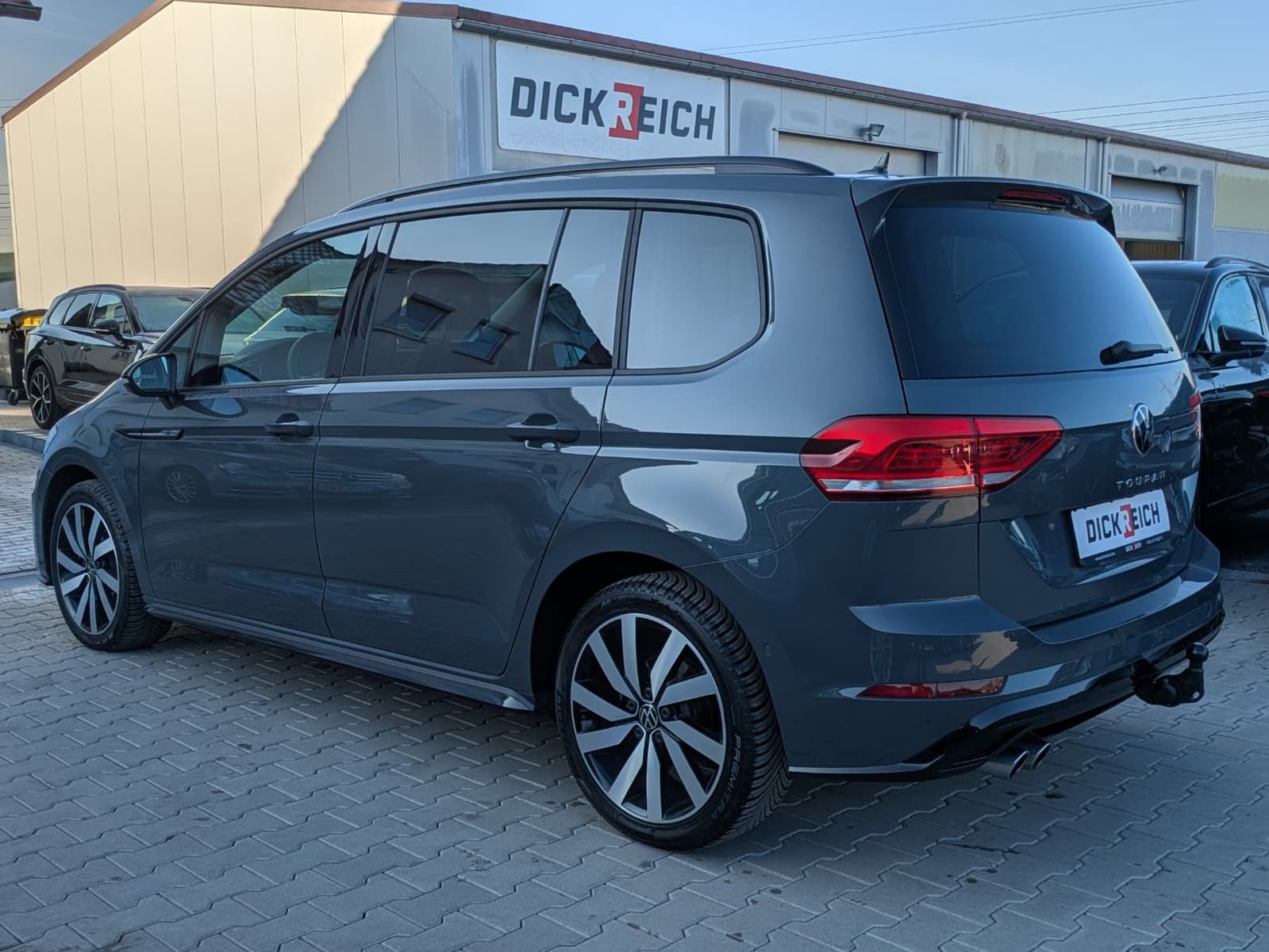 Fahrzeugabbildung Volkswagen Touran 2.0 DSG R-Line High BLACK Pano 7Si IQ AHK