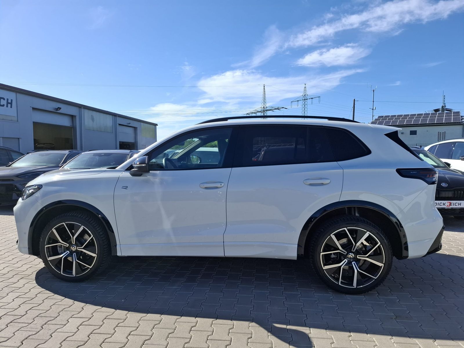 Fahrzeugabbildung Volkswagen Tiguan 2.0 TDI 4M R-Line BLACK*PAN*HK*AHK*MATRIX