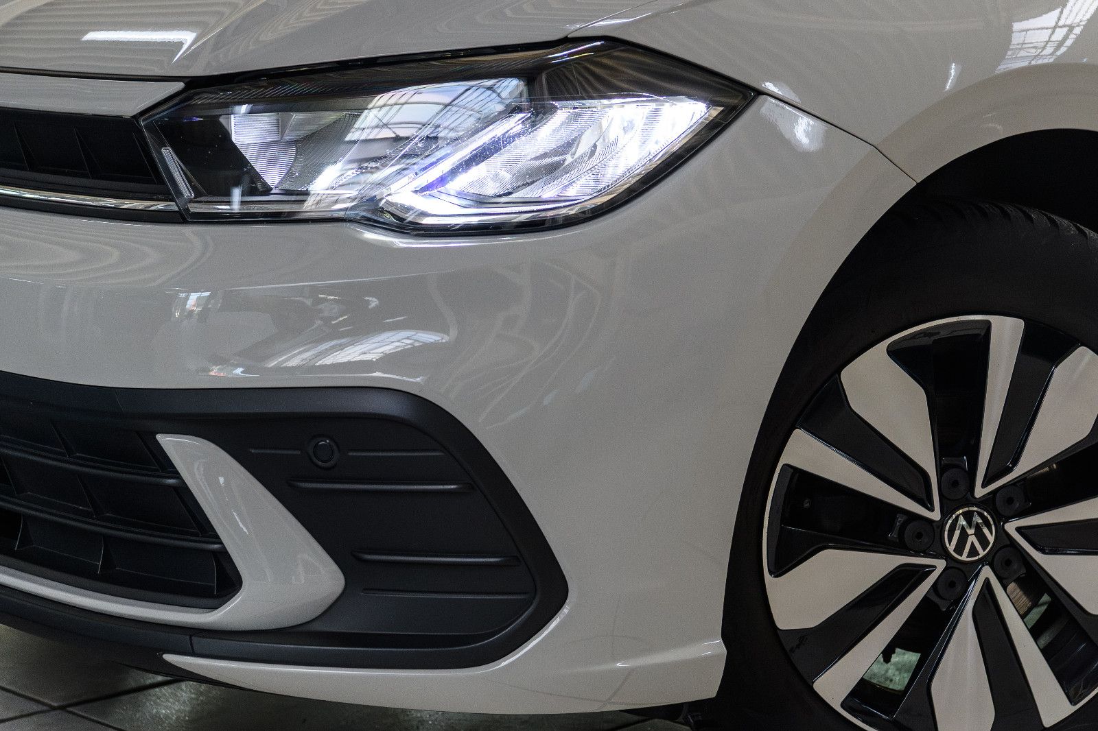 Fahrzeugabbildung Volkswagen Polo VI Move 1.0 TSI DSG LED+SHZ+PDC+APP