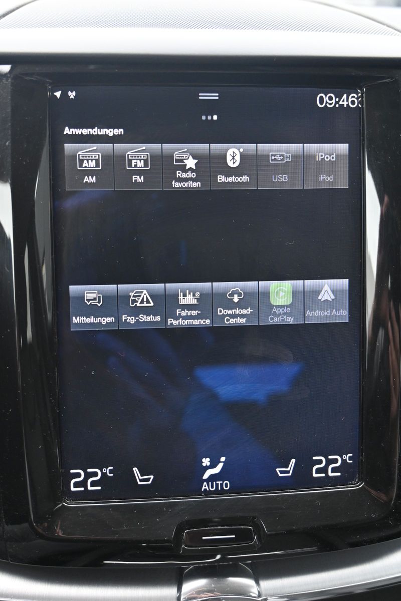Fahrzeugabbildung Volvo XC60 D4 AWD Momentum *AHK*NAVI*LEDER*LED*