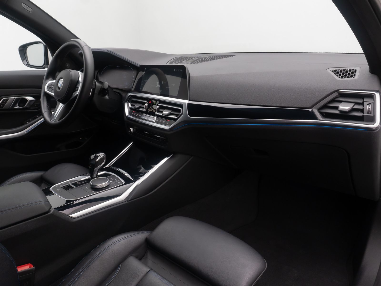 Fahrzeugabbildung BMW 330e xD M Sport 360&deg; Alarm HUD DAB Laser H/K 18"