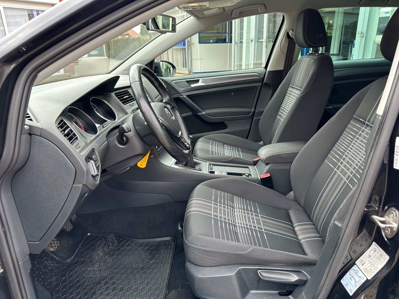 Fahrzeugabbildung Volkswagen Golf VII 1.2 TSI Lounge Navi/SHZG/BT/GRA/GJR