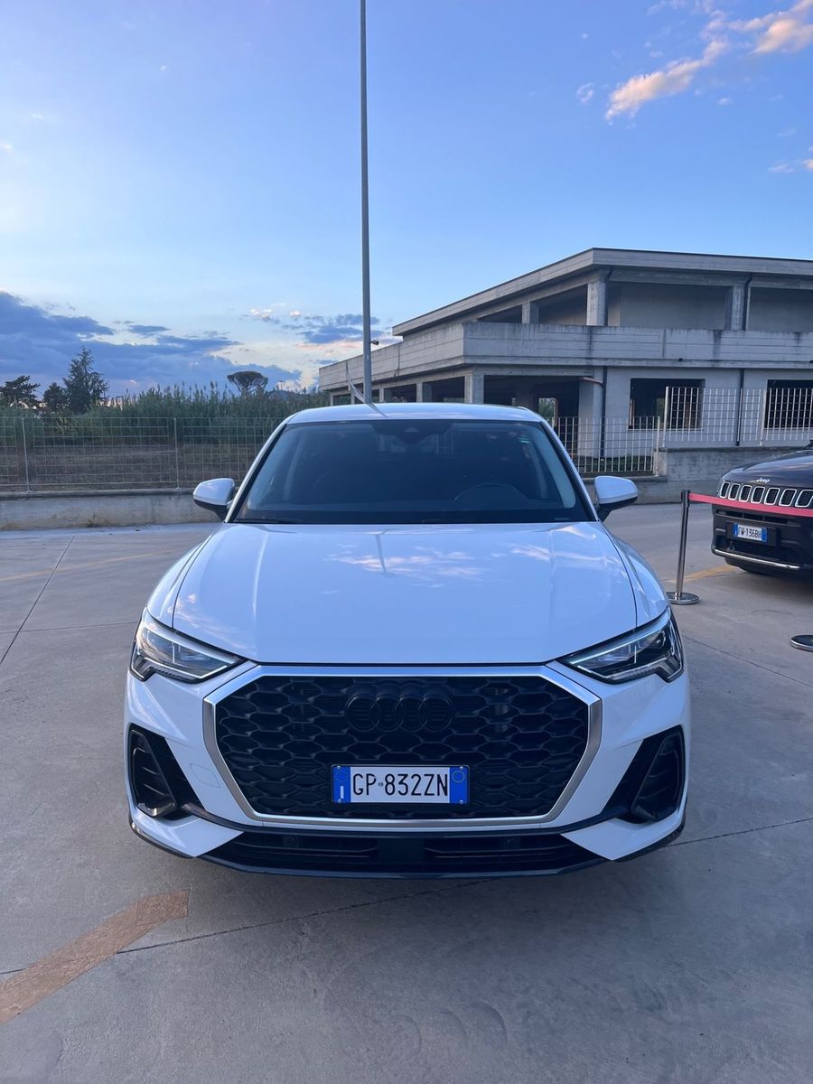 Audi Q3 45 TFSI e S tronic Business imagem 3