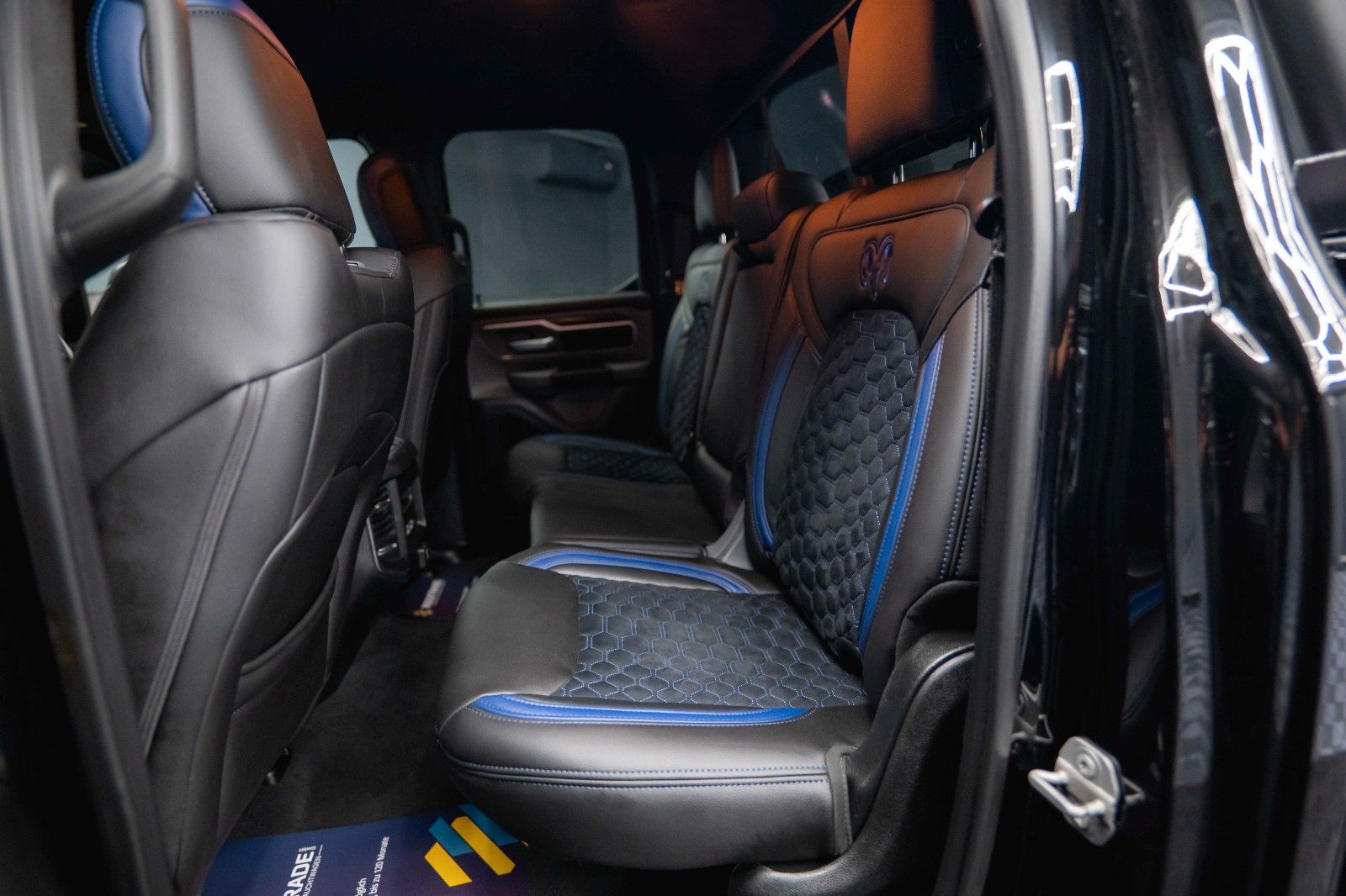 Fahrzeugabbildung Dodge RAM 5.7 V8 HEMI 4x4 OFFROAD Night-Paket LONGBED