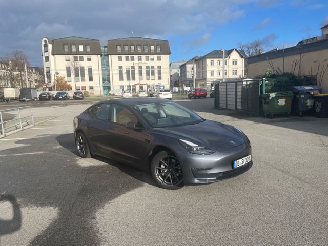 Tesla Model 3 Allradantrieb mit Dualmotor Long Ran...