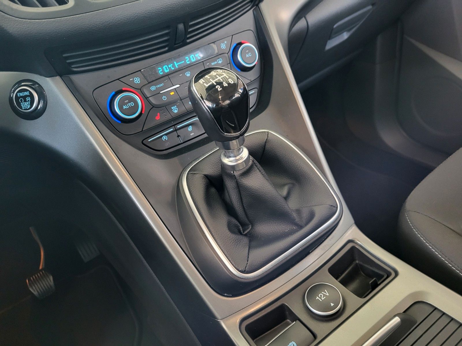 Fahrzeugabbildung Ford Kuga Winter P., Parkpilot v+h, Navi
