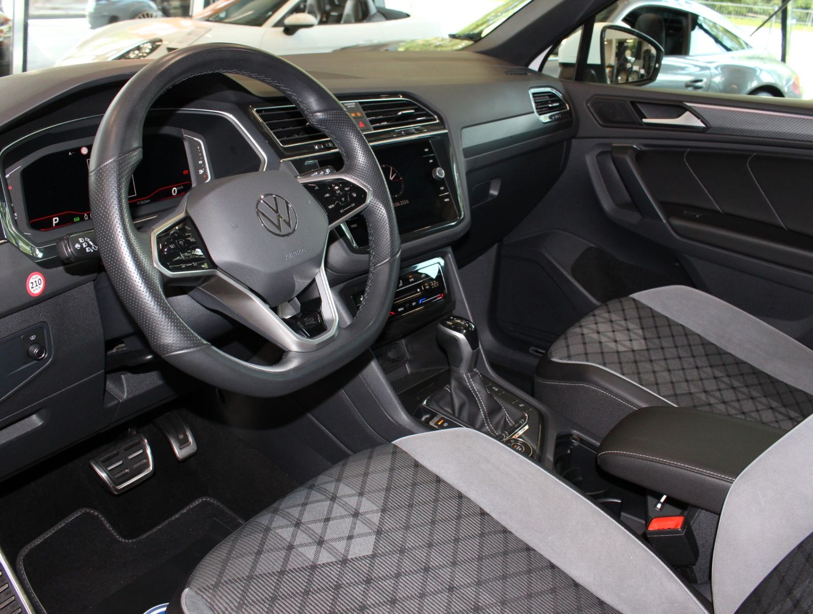 Fahrzeugabbildung Volkswagen Tiguan R-Line 4Motion 2.0 TDI*HUD*Matrix*e.AHK
