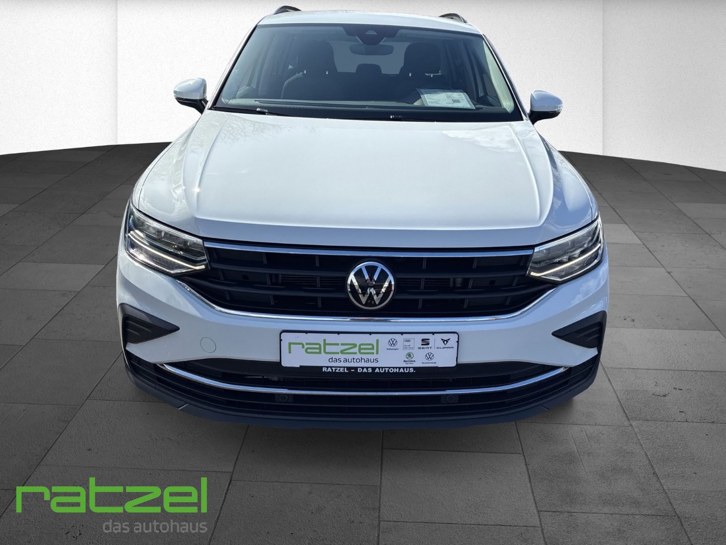 Fahrzeugabbildung Volkswagen Tiguan Life 2.0 TDI DSG AHK-klappbar Navi LED AC