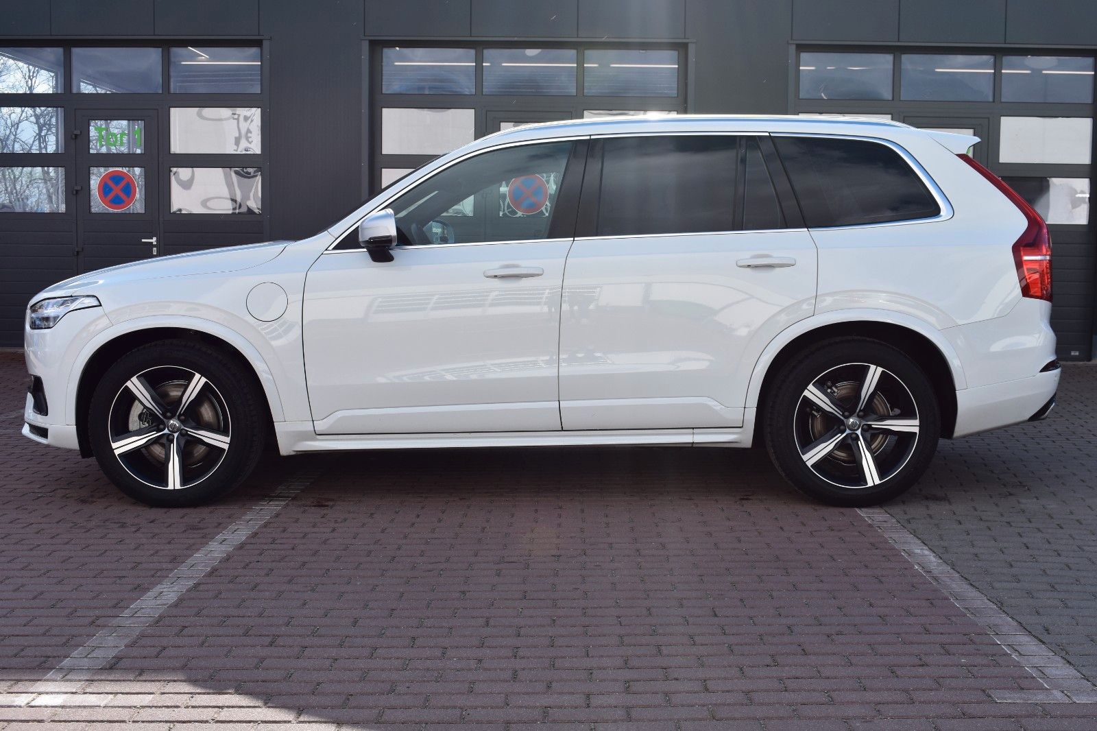 Fahrzeugabbildung Volvo XC90 D5 R Design AWD*STHZG*PANO*ACC*RFK*AHK*NAV*