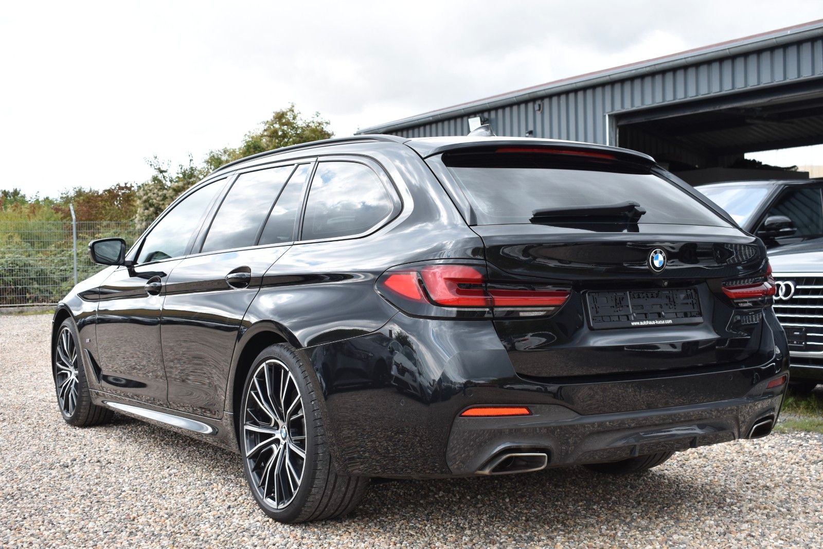 Fahrzeugabbildung BMW 530d Touring xDrive MSport LASER/HUD/KEYLESS/AHK