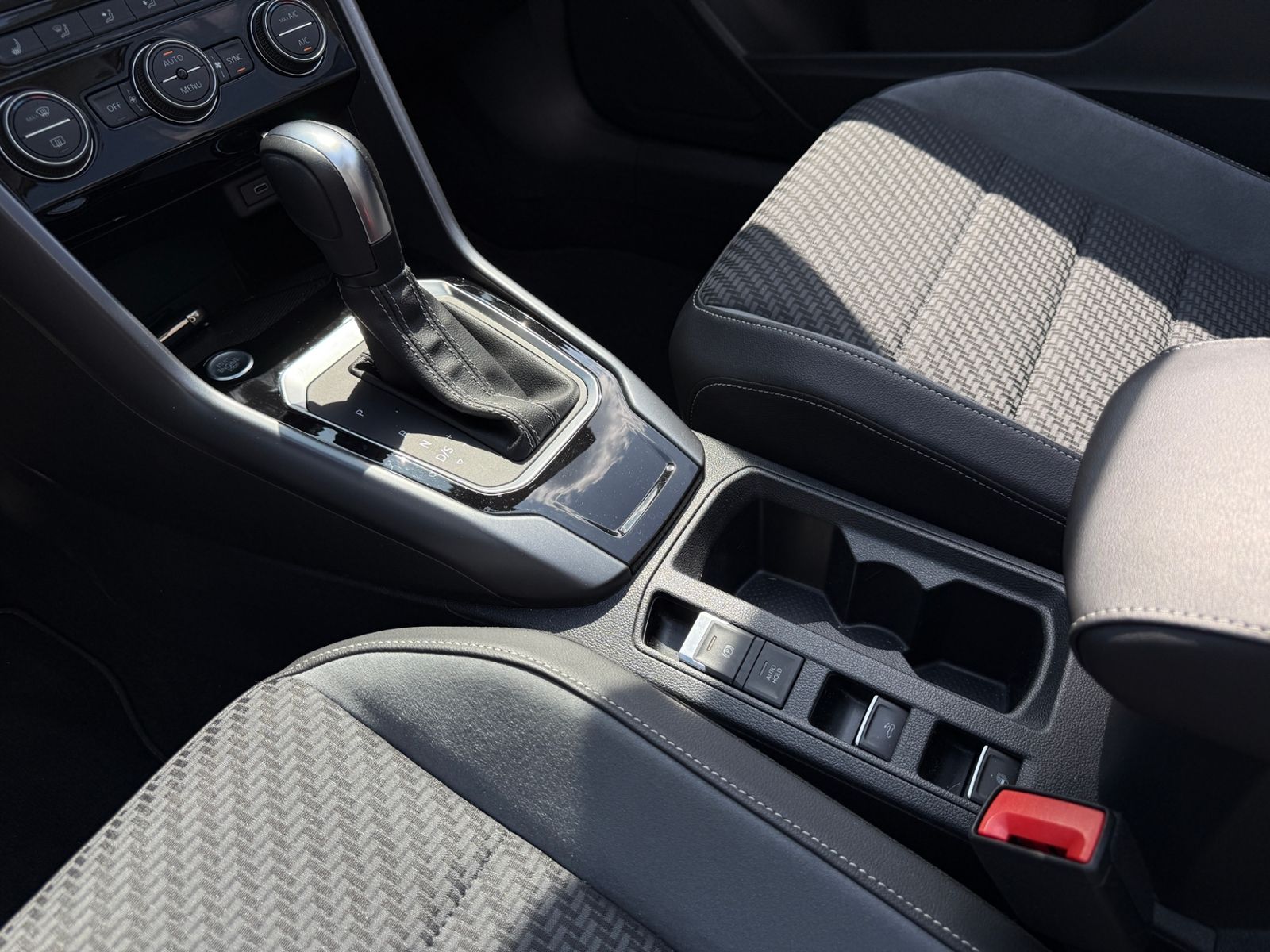 Fahrzeugabbildung Volkswagen T-Roc Cabriolet R-Line AHK LED NAVI ALU