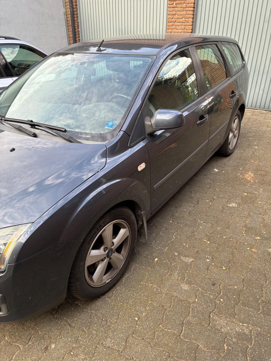 Ford Focus 2006 — вигляд ззаду