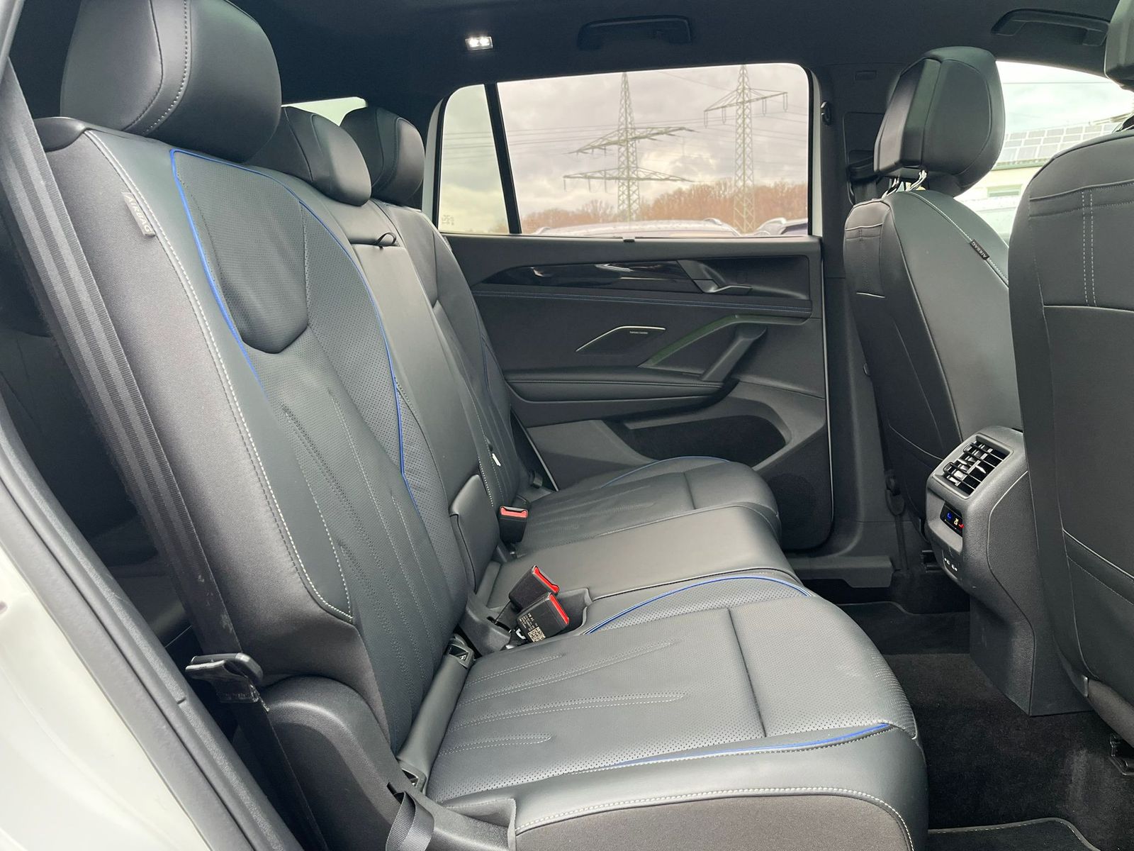Fahrzeugabbildung Volkswagen Tayron 2.0 TDI 4M R-Line 7S*IQ-L.*LEDER*PANO*HUD