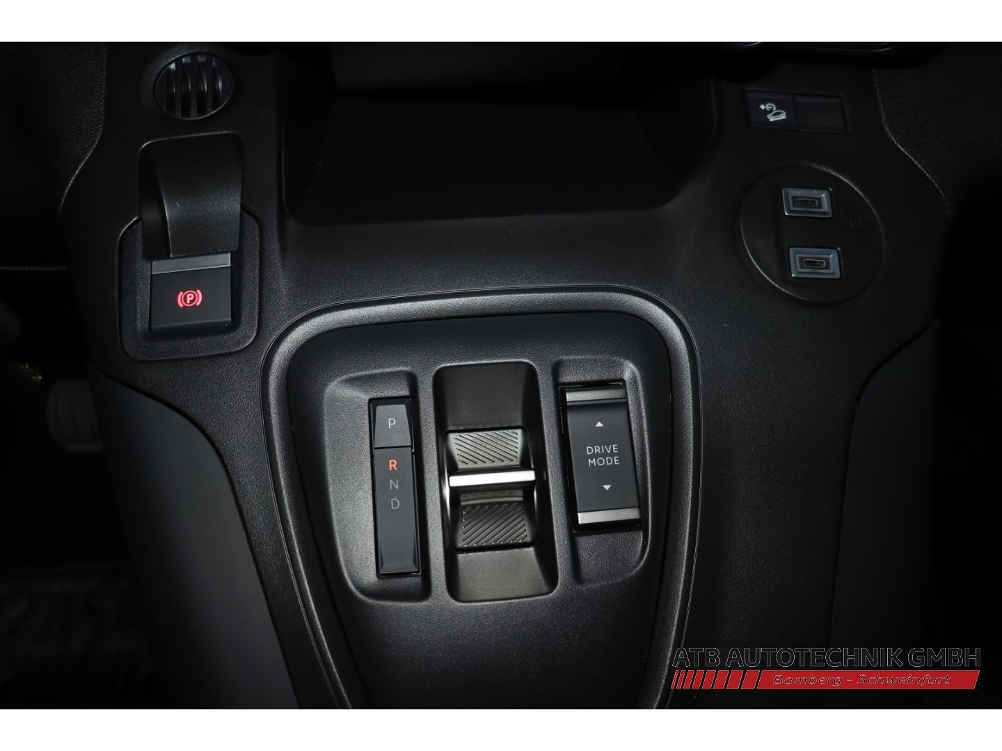 Fahrzeugabbildung Fiat Qubo -L 5-Sitzer ICON 50kWh 136PS Apple CarPlay