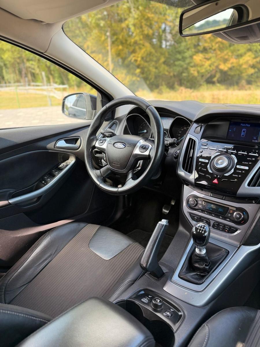 Ford Focus 2012 — photo 8