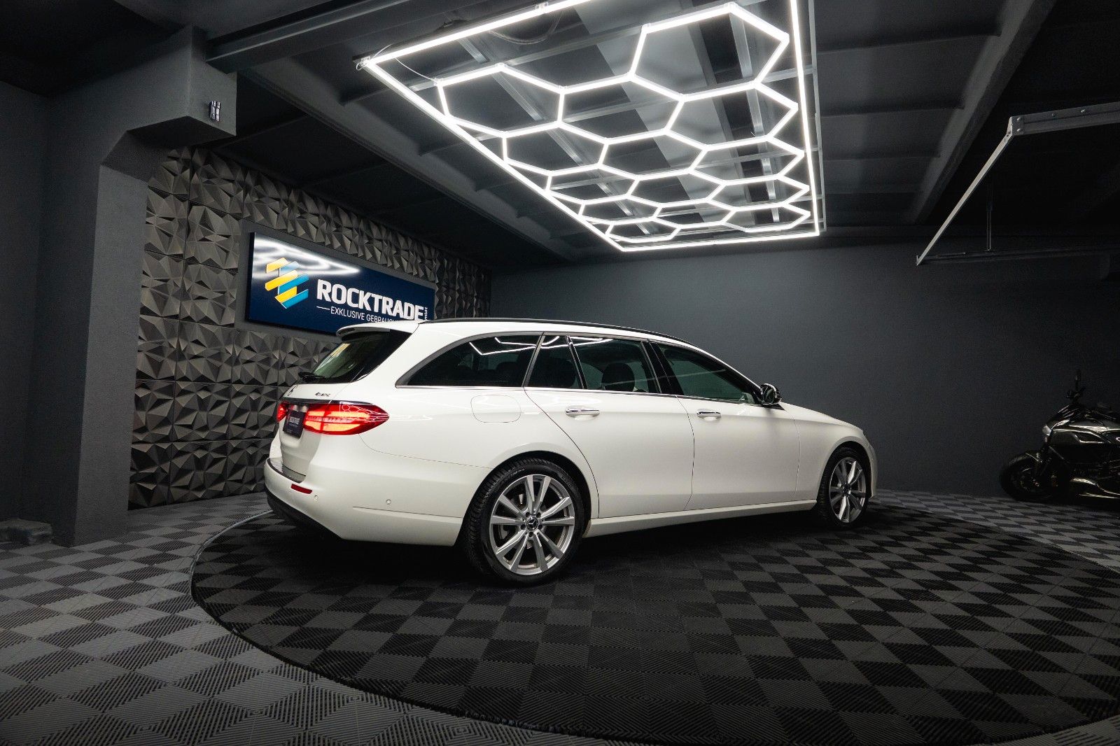 Fahrzeugabbildung Mercedes-Benz E 220d 4Matic Business *LED*Kamera*Scheckheft*