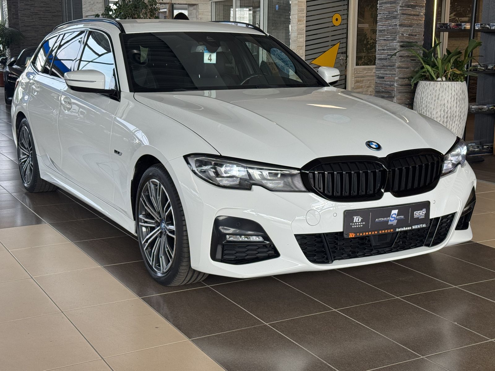 BMW 320 e M-Sport Leder Navi Ambiente LED ACC AHK