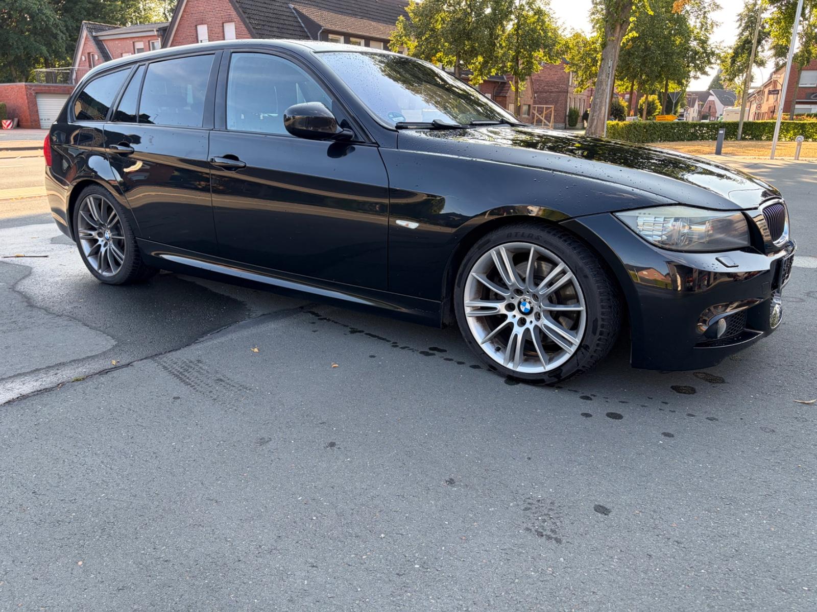 BMW 325 2008 — rear view