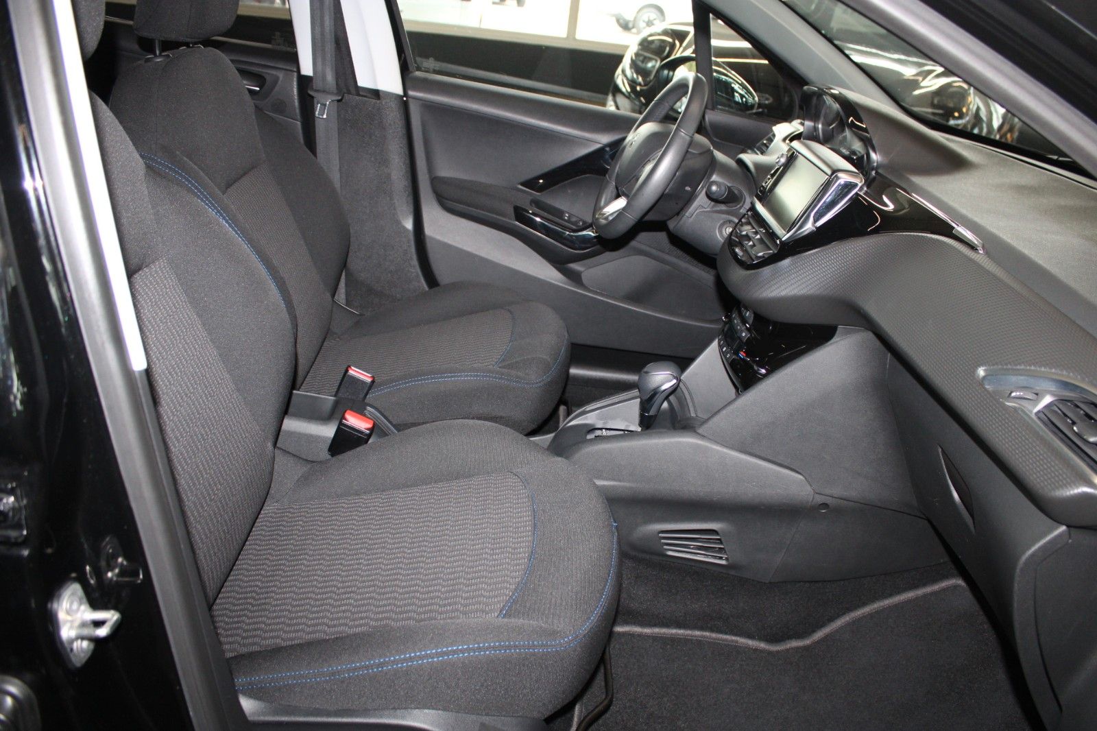 Fahrzeugabbildung Peugeot 208 Signature 110 Aut. Klimaauto PANO SHZ Allwet