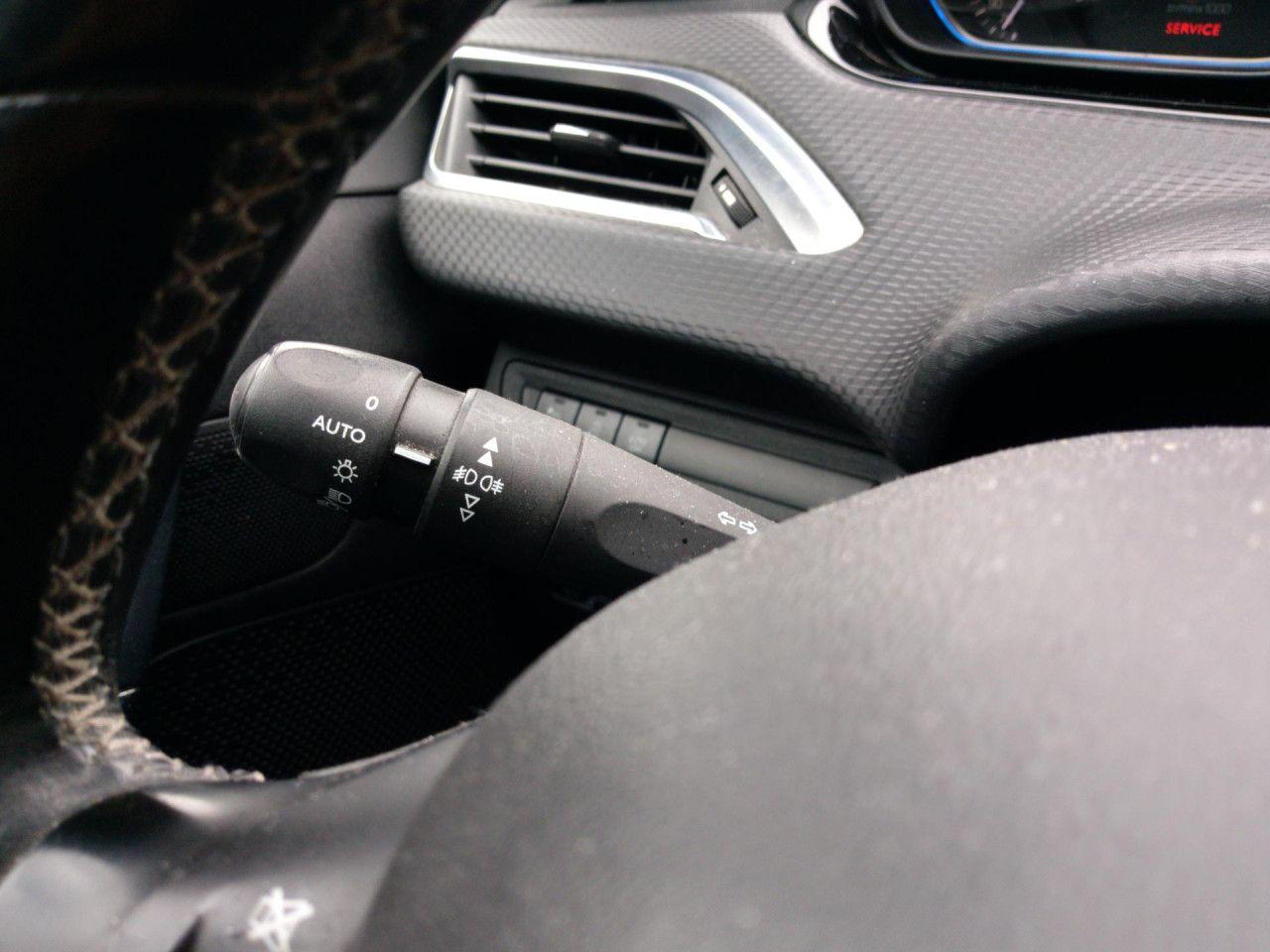Peugeot 2008 1,2 Navi Sitzheizung Tempomat PDC Alu Klima