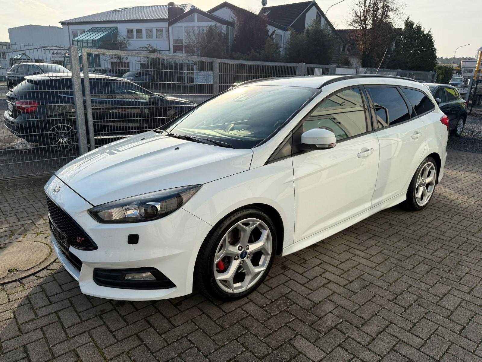 Ford Focus Turnier ST Navi Xenon Leder