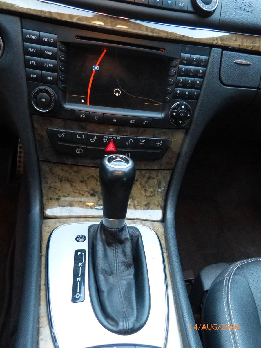 Mercedes-Benz E320 2005 — photo 11