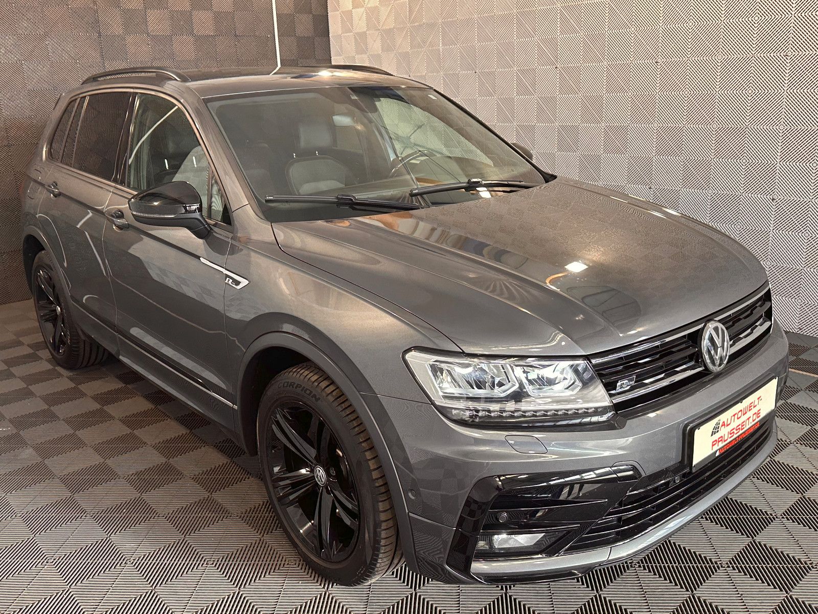 Gebrauchtwagen Volkswagen Tiguan Tiguan*2x R LINE*4M-ACC-R.KAM-STAND.H-AHK-LED-19 in Horb am Neckar