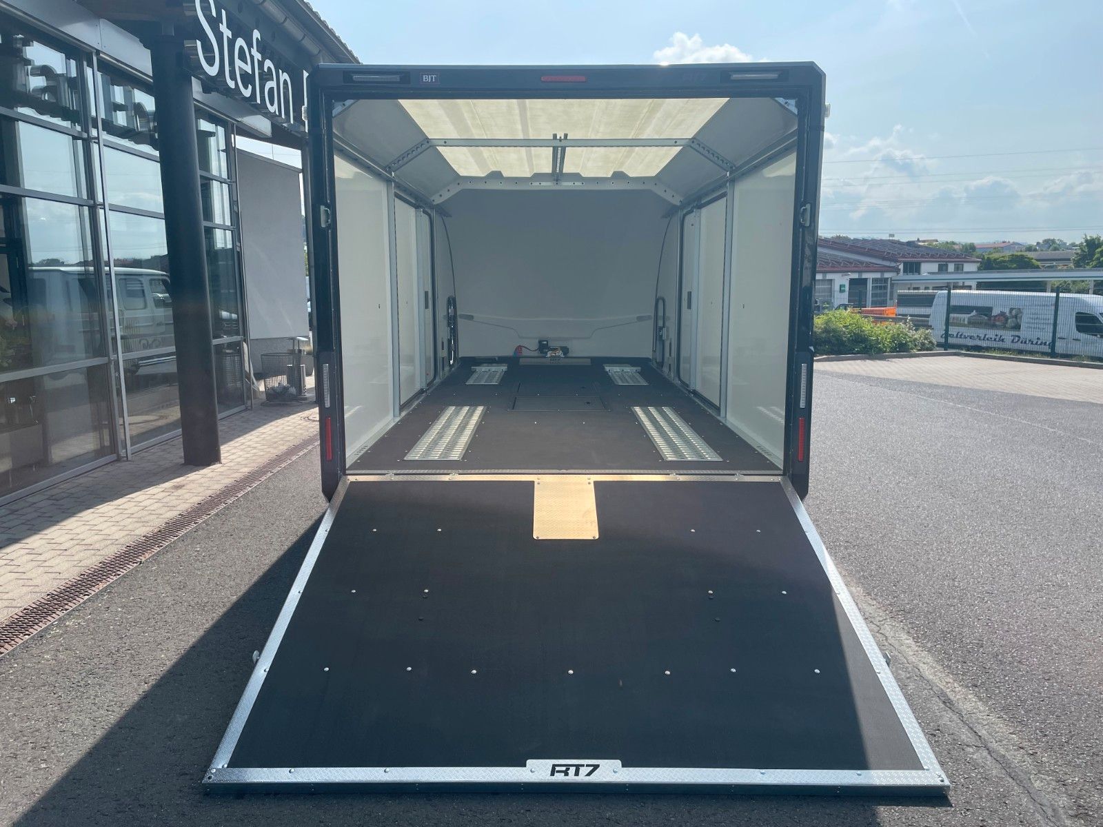 Fahrzeugabbildung Brian James Race Transporter 7 / Länge: 6,16 m / 3.500 kg